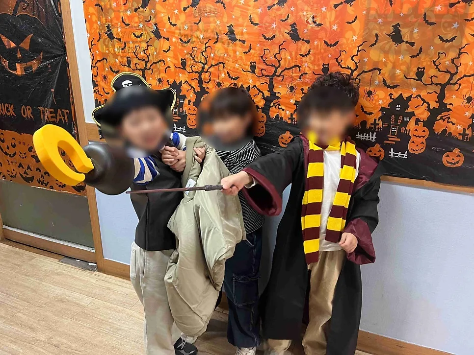 할로윈 영어 활동에 의상을 입고 참여하는 학생들