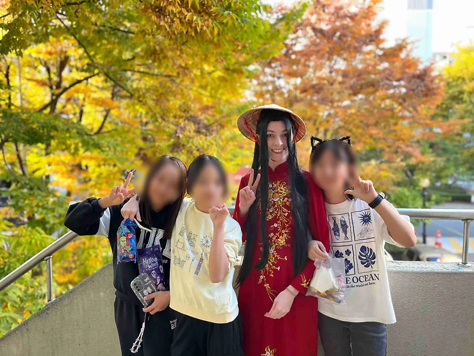 가을 야외 영어 행사에서 함께 기념 촬영하는 모습